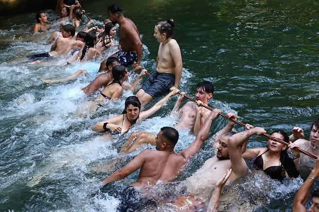 7월 1일 폭염이 계속된 독일 뮌헨에서 이스바흐 강에 들어간 사람들이 더위를 식히고 있다./ EPA 연합뉴스