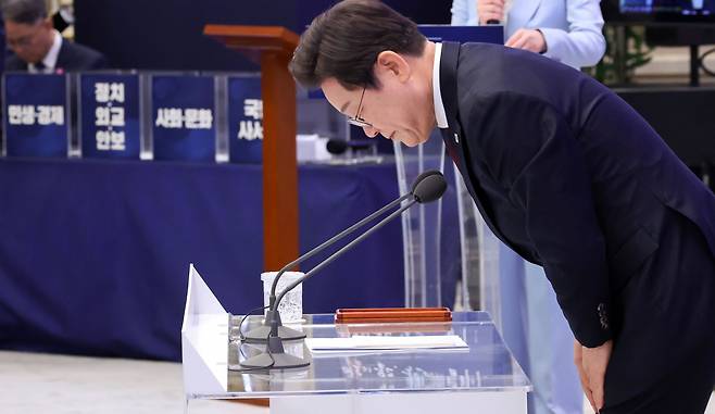 이재명 대통령이 3일 청와대 영빈관에서 '대통령의 30일, 언론이 묻고 국민에게 답하다' 기자회견 후 인사하고 있다. 그 뒤로 기자들의 명함이 들어있는 분야별 질문함이 놓여 있다. 이번 회견에서 질문자는 이 대통령이 지정하거나 질문함에서 추첨하는 방식으로 정했다./연합뉴스