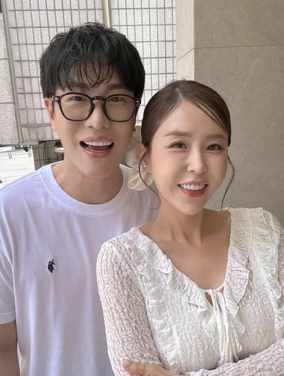 혼성그룹 코요태 멤버 신지와 예비 신랑 문원. /뉴스1