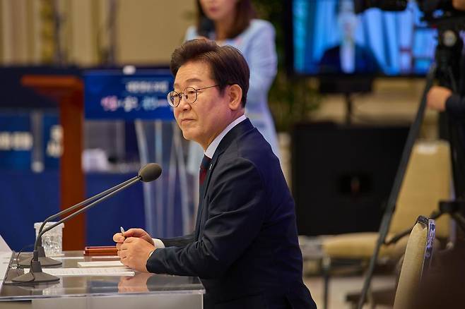 이재명 대통령이 3일 서울 종로구 청와대 영빈관에서 열린 취임 첫 공식 기자회견 ‘대통령의 30일, 언론이 묻고 국민에게 답하다’에 참석해 기자들의 질문에 답하고 있다. 2025.07.03. 대통령실 제공