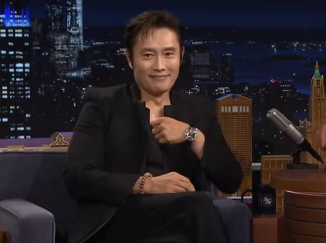 넷플릭스 오리지널 시리즈 ‘오징어 게임’ 시즌3에서 프론트맨 역을 맡아 열연을 펼쳤던 이병헌이 최근 미국의 인기 토크쇼에 출연한 가운데, 그가 찬 시계가 고가의 명품으로 알려지며 온라인상에서 화제를 모았다. 사진=지미팰런쇼 캡쳐