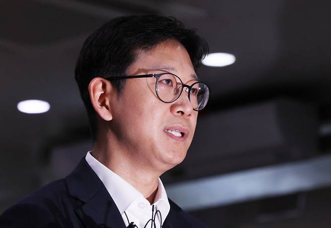 배경훈 과학기술정보통신부 장관 후보자가 24일 오전 서울 종로구 광화문우체국에 마련된 인사청문회 준비 사무실로 출근해 취재진의 질문에 답하고 있다. 2025.6.24 뉴스1