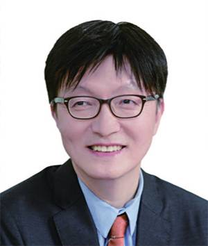 김흥종 고려대 특임교수 - 서울대 경제학 학·석·박사, 옥스퍼드대 명예 펠로, 전 대외경제정책연구원(KIEP) 원장, 현 산업통상자원부 통상교섭민간자문위원회 위원