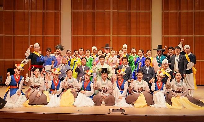 부여군충남국악단 단원들과 부여군 방문단이 맨해튼 카프만 뮤직센터 공연을 마친 뒤 기뻐하고 있다. 부여군 제공