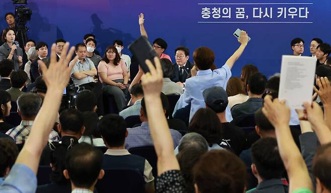 이재명 대통령이 4일 대전컨벤션센터에서 타운홀 미팅 형식으로 진행한 \'국민소통 행보 2탄, 충청의 마음을 듣다\' 간담회에서 시민들의 질문을 받고 있다. 연합뉴스