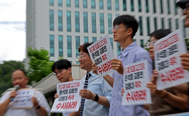 내란 특별검사 사무실이 있는 서울 서초구 서울고등검찰청(뒤쪽으로 보이는 건물) 들머리에서 국민주권당 관계자들이 기자회견을 하고 있다.