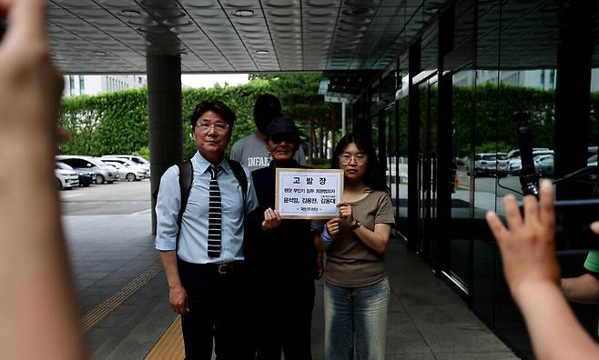 백재길 국민주권당 자주독립위원장(왼쪽)과 안정은 한국대학생진보연합 대표(오른쪽)가 외환범죄 주동자 윤석열, 공범 김용현, 드론사령관 김용대 등을 외환유치 혐의로 내란 특별검사에 고발장을 제출하고 있다.