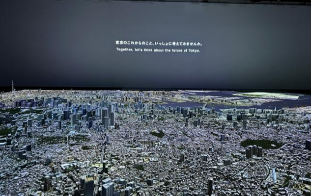 일본 부동산 업체 모리빌딩이 3일 도쿄 '모리빌딩 어반랩' 내부 전광판에 '앞으로의 도쿄, 같이 고민해 보지 않으시겠습니까'라는 문구를 띄우고 있다. 어반랩에는 도쿄를 1,000분의 1로 축소해 만든 도시 모형이 설치돼 있다. 도쿄=류호 특파원