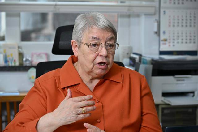 배현정 전진상의원 원장이 9일 서울 금천구 전진상의원 원장실에서 본보와 인터뷰하고 있다. 정다빈 기자