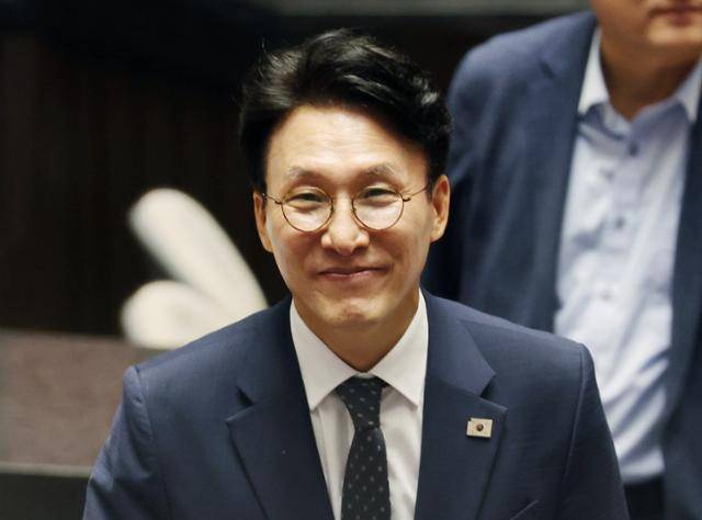 김민석 국무총리가 3일 국회 본회의에서 자신에 대한 임명동의안 투표를 마치고 이동하고 있다. 연합뉴스