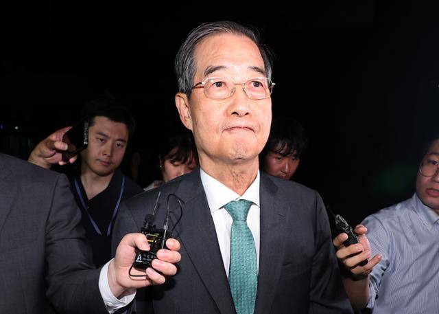 한덕수 전 국무총리가 2일 서울 서초구 서울고검 청사에 마련된 내란 특검 사무실에서 조사를 받은 뒤 귀가하고 있다. 지난해 12월 8일 강의구 전 대통령실 부속실장이 작성한 이른바 '사후 계엄 선포문'에 서명한 것으로 알려진 한 전 총리는 '불법 계엄 동조' 의혹을 받고 있다. 뉴스1