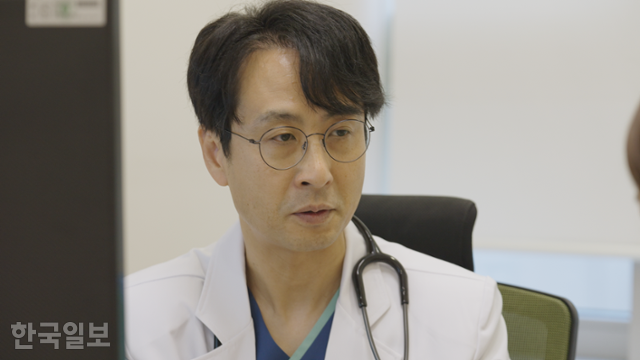 박중철 연세암병원 완화의료센터 교수가 6월 본보와 인터뷰를 하고 있다. 김용식 PD, 박채원 PD