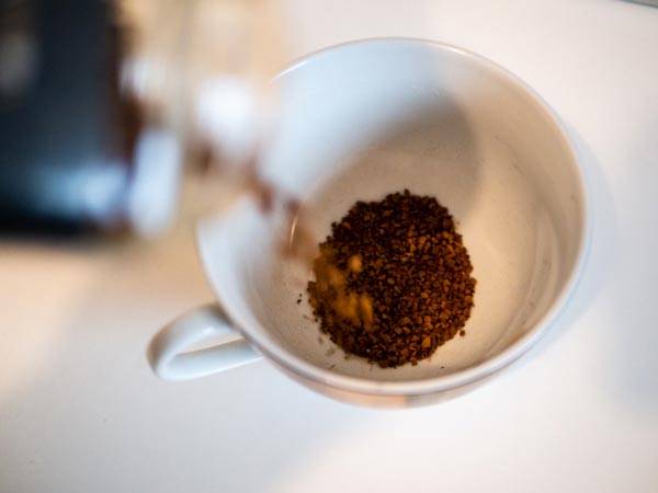 블랙 인스턴트커피도 원두 블랙커피 못지 않은 항산화 효과가 있으나 적정량만 섭취하는 것이 좋다./사진=게티이미지뱅크