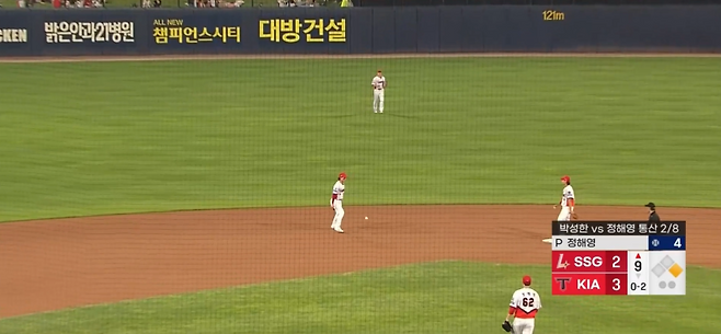 3일 열린 광주 SSG전 9회 박성한의 유격수 뜬공을 고의로 잡지 않는 박찬호. KBSN스포츠, 티빙 캡처