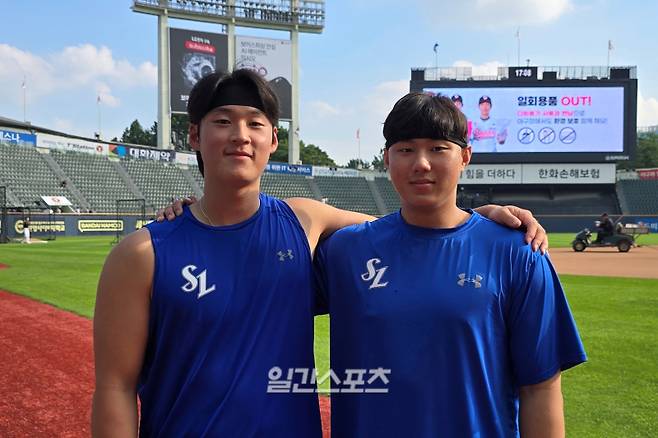 3일 잠실 두산 베어스전을 앞두고 만난 삼성 이호성-배찬승. 잠실=윤승재 기자