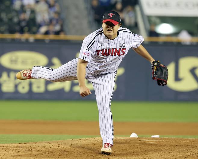 15일 오후 잠실야구장에서 열린 2025 프로야구 삼성과 LG 경기. LG 투수 장현식이 9회 등판 역투하고 있다. 잠실=정시종 기자 capa@edaily.co.kr /2025.04.15.