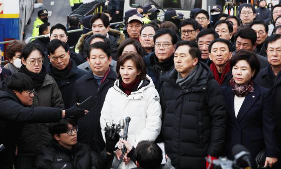 김기현, 나경원 의원 등 국민의힘 의원들이 6일 오후 서울 용산구 대통령 관저 앞에서 입장발표를 하고 있다. 김경록 기자. 2025.01.06.