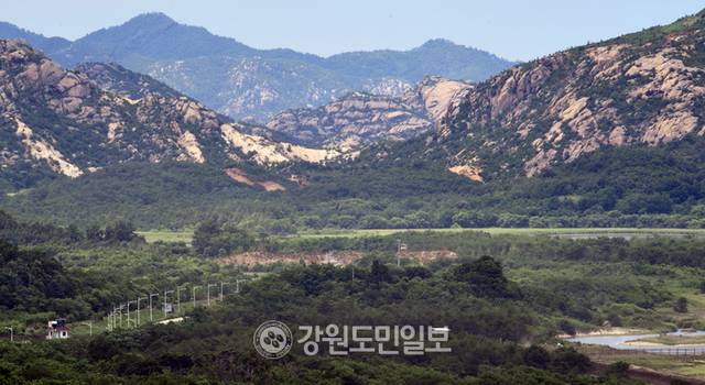 ▲ 합참은 지난 3일 야간 중서부 전선에서 군사분계선(MDL)을 넘어오는 북한 인원 1명의 신병을 확보했다. 사진은 강원도 고성군 통일전망대에서 바라본 북녘땅은 군사분계선(MDL) 모습. 남동환 객원기자