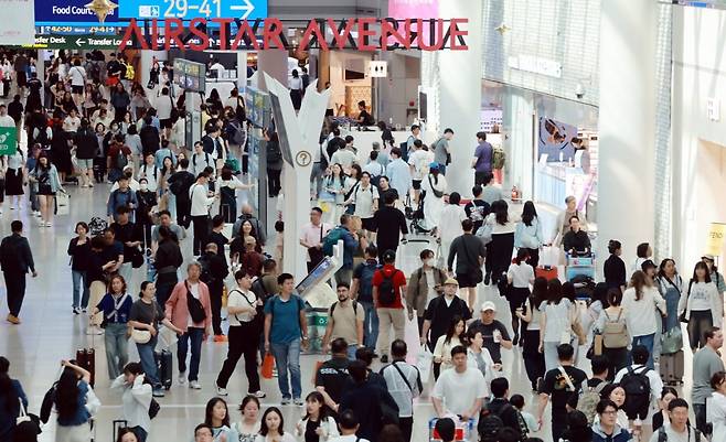 인천국제공항 제1터미널 면세점이 관광객들로 붐비고 있다. /사진=뉴스1