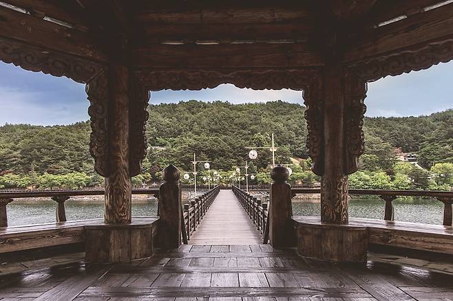 월영교 위의 한옥 누각