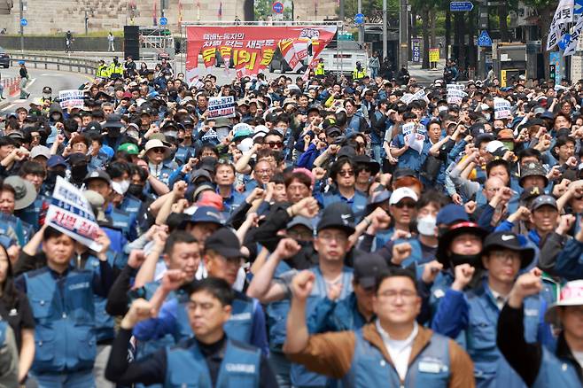 전국택배노동조합 조합원들이 지난 5월 11일 서울 지하철 1호선 서울역 인근 세종대로에서 택배 배송 속도경쟁 중단, 주5일제 실현 등을 촉구하며 님을 위한 행진곡을 부르고 있다. 사진=연합뉴스