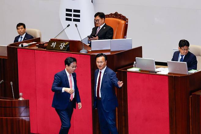 송언석 국민의힘 비상대책위원장 겸 원내대표, 유상범 원내수석부대표가 4일 오후 서울 여의도 국회에서 제426회국회(임시회) 제5차 본회의 개의 지연 관련 우원식 의장에게 항의한 뒤 자리로 향하고 있다. 뉴스1