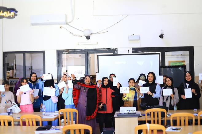 Students pose for photos during a Korean language session by the King Sejong Institute in Port Said, Egypt, on May 8. (Ministry of Culture, Sports and Tourism)