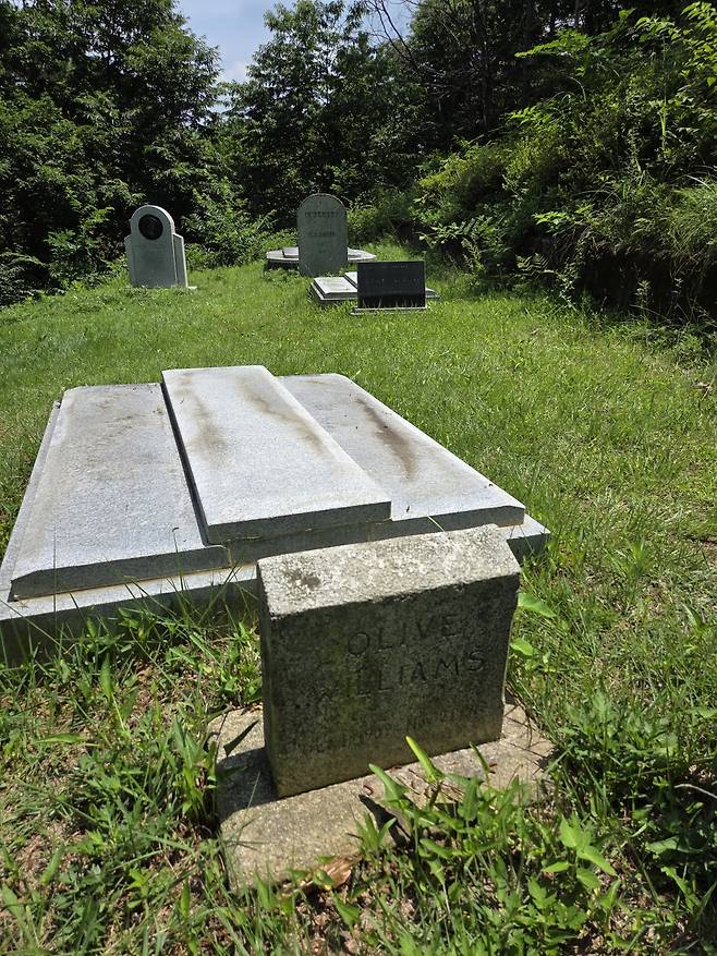 공주 영명동산 선교사 묘지에 있는 우광복의 묘. 그는 “어린 여동생 곁에 묻어달라”는 유언에 따라, 뒤쪽에 보이는 동생 올리브 윌리엄스의 묘 가까이에 잠들어 있다.