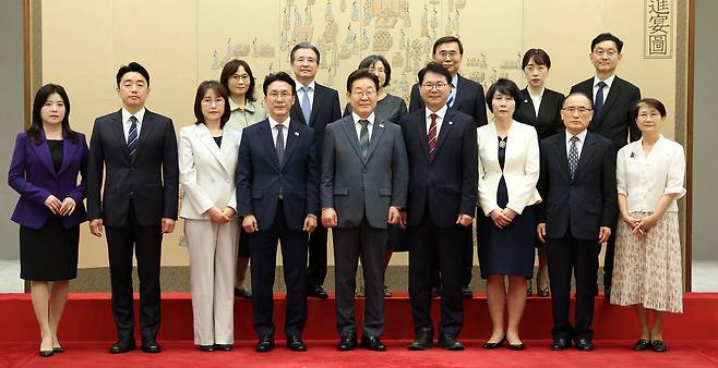 이재명 대통령이 4일 용산 대통령실에서 임명장 수여식 참석자들과 기념촬영 하는 모습. 연합뉴스