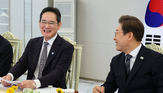 이재명 대통령이 13일 서울 용산 대통령실에서 열린 6경제단체·기업인 간담회에서 이재용 삼성전자 회장의 발언을 듣던 중 함께 미소짓고 있다.(사진=연합뉴스)