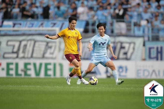 주세종(사진 왼쪽). 사진=한국프로축구연맹