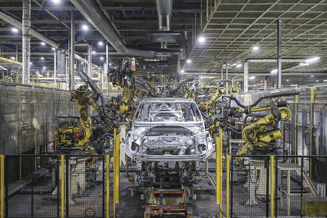 GM 한국사업장이 실적 하락과 관세 리스크, 노조 파업 우려 등이 겹쳐 난항을 겪고 있다. 사진은 GM 한국사업장의 인천 부평공장 쉐보레 트레일블레이저 생산 라인. /사진=GM 한국사업장