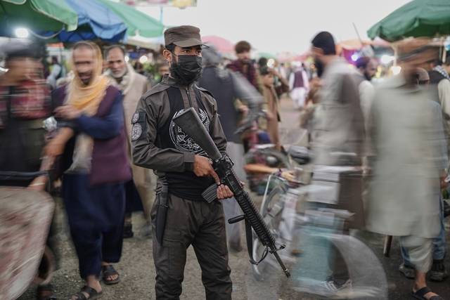소총으로 무장한 탈레반 병사가 아프가니스탄 수도 카불에 위치한 한 시장에서 보초를 서고 있다. AP 뉴시스