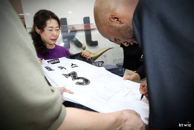 175호 홈런볼 습득자 명성희 씨와 멜 로하스 주니어./KT 위즈