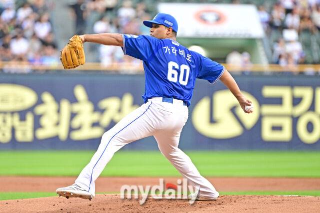 2일 서울 잠실야구장에서 열린 '2025 신한 SOL BANK KBO리그' 삼성 라이온즈와 두산 베어스 경기. 삼성 선발 가라비토가 힘차게 투구하고 있다./마이데일리