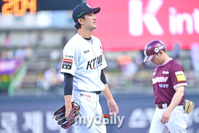 3일 경기도 수원 KT위즈파크에서 열린 '2025 신한 SOL BANK KBO리그' 키움 히어로즈와 KT 위즈 경기. KT 선발 고영표가 1회 무실점 수비를 마치고 더그아웃으로 들어서고 있다./수원=한혁승 기자