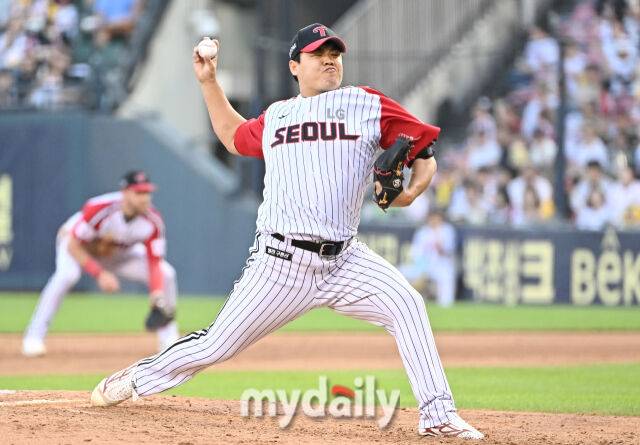 22일 오후 서울 잠실야구장에서 진행된 '2025 프로야구 KBO리그' LG트윈스와 두산베어스의 경기.LG 장현식이 역투하고 있다./마이데일리