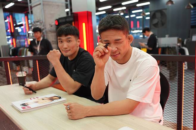 박현성(사진 오른쪽)과 이창호가 팬 사인회에 참석해 익살스런 포즈를 취하고 있다. UFC 제공