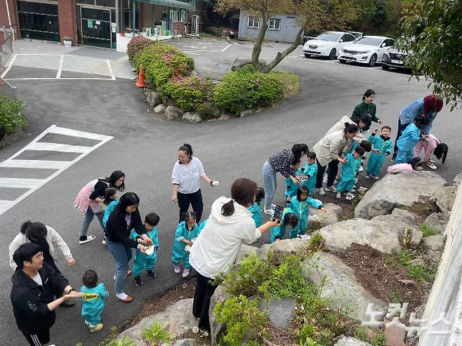 지난 4월 체험에서 씨앗공을 던지고 있는 아이들. 성동교회 제공