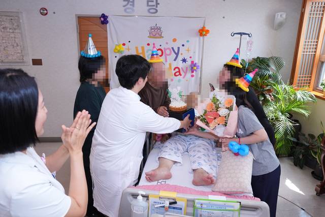 의료진과 돌봄공동체가 환자의 생일을 함께 축하하고 있다. 서울성모병원