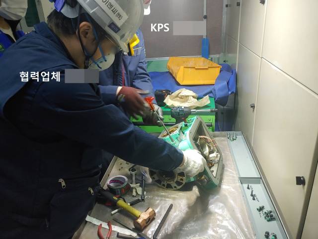 ▲한전KPS 직원과 하청 직원지 발전소의 설비를 함께 점검 중이다. ⓒ한전KPS비정규직지회