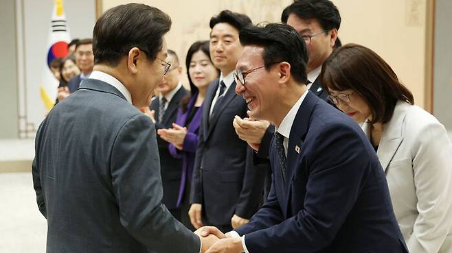 이재명 대통령이 4일 용산 대통령실에서 열린 임명장 수여식에서 김민석 국무총리와 인사하고 있다.