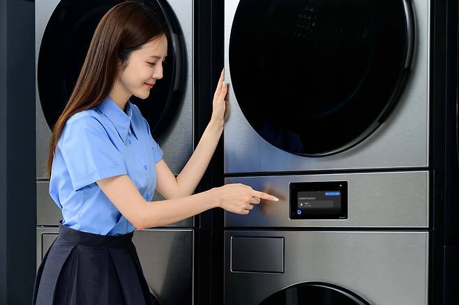삼성전자 모델이 2025년형 상하 결합형 세탁기∙건조기 ‘비스포크 AI 원바디’ 신제품을 소개하고 있다. 삼성전자 제공