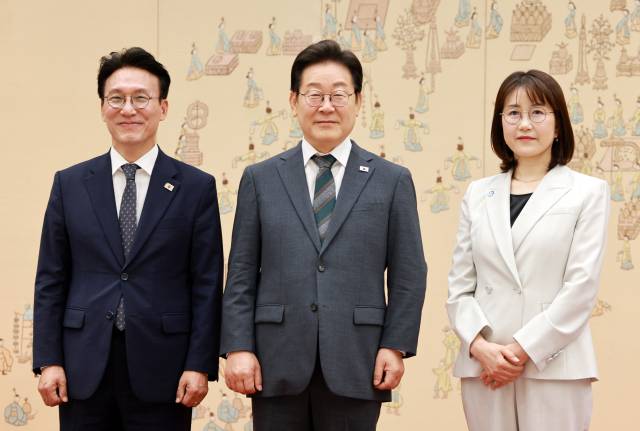 이재명 대통령이 4일 용산 대통령실에서 김민석 국무총리에게 임명장을 수여한 후 기념촬영을 하고 있다. 오른쪽은 김 총리 부인 이태린 씨. 연합뉴스