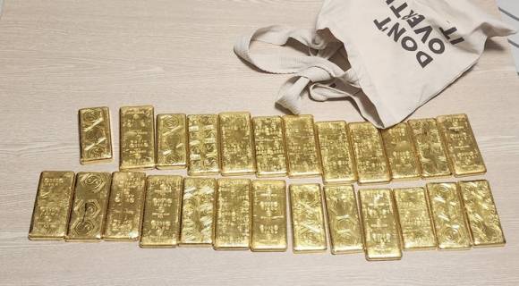 회삿돈 약 3000억원을 횡령한 혐의로 징역 35년을 선고받은 BNK경남은행 전직 간부가 보관 중이던 골드바. 서울중앙지검 제공