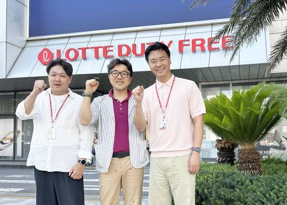 김정우(왼쪽부터) 롯데면세점 대리, 윤남호 제주공항점장, 김동진 사원. 롯데면세점 제공
