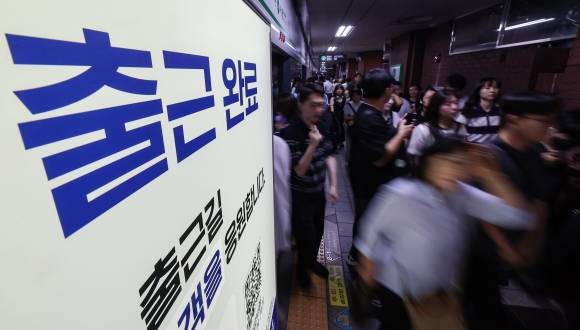 4일 서울 지하철 2호선 시청역에서 시민들이 발걸음을 재촉하고 있다. 이날 오전 서울 지하철 2호선 서울대입구역에서 신호장애가 발생으로 운행이 중단 및 지연돼 시민들이 출근길 불편을 겪었다. 2025.7.4. 뉴스1