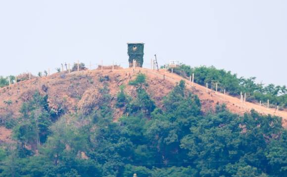 며칠 전엔 진지공사, 오늘은 아무도 안 보이는 북한군 초소 - 정부의 9·19 군사합의 효력정지 결정으로 대북 확성기 방송 재개는 물론 군사분계선 일대의 군사 훈련이 가능해진 가운데 7일 경기도 파주 접경지역에서 바라본 북한군 초소 일대가 고요하다.2024.6.7 연합뉴스