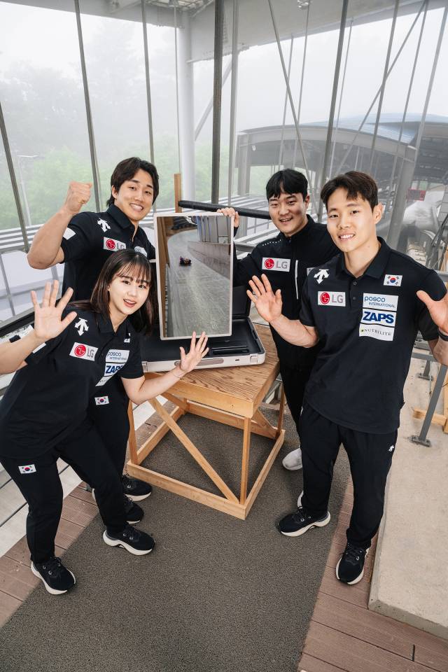 스켈레톤 국가대표팀이 강원도 평창 올림픽슬라이딩센터 선수 대기실에서 LG전자가 후원한 ‘스탠바이미 고’를 이용해 영상 분석을 하던 중 파이팅을 외치고 있다. 사진제공=LG