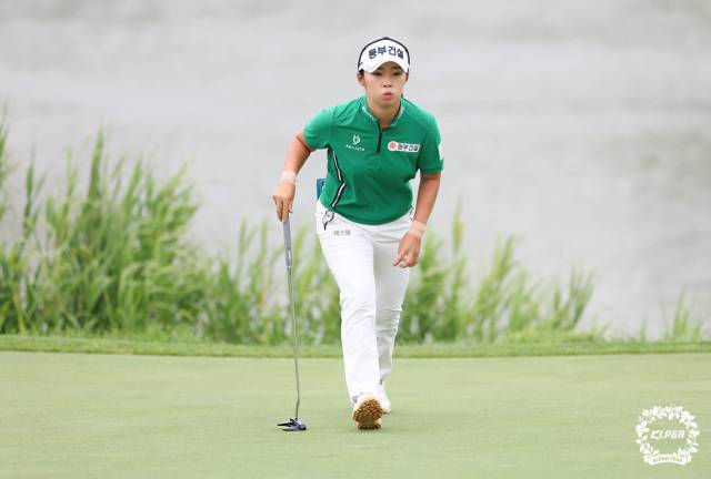 그린을 파악하고 있는 김수지. 사진 제공=KLPGA